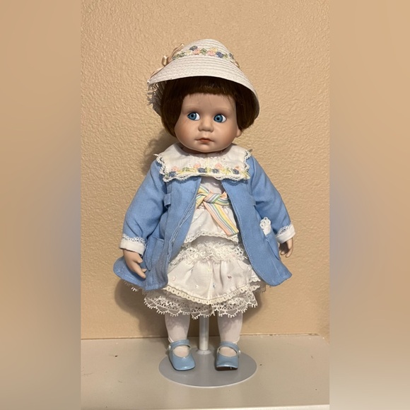 Danbury Mint Other - 1989 Danbury Mint Porcelain Collector Doll